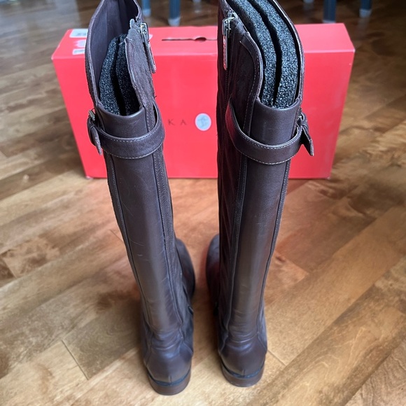 Ivanka Trump Brown Suede Boots Sz 8 - Picture 2 of 16